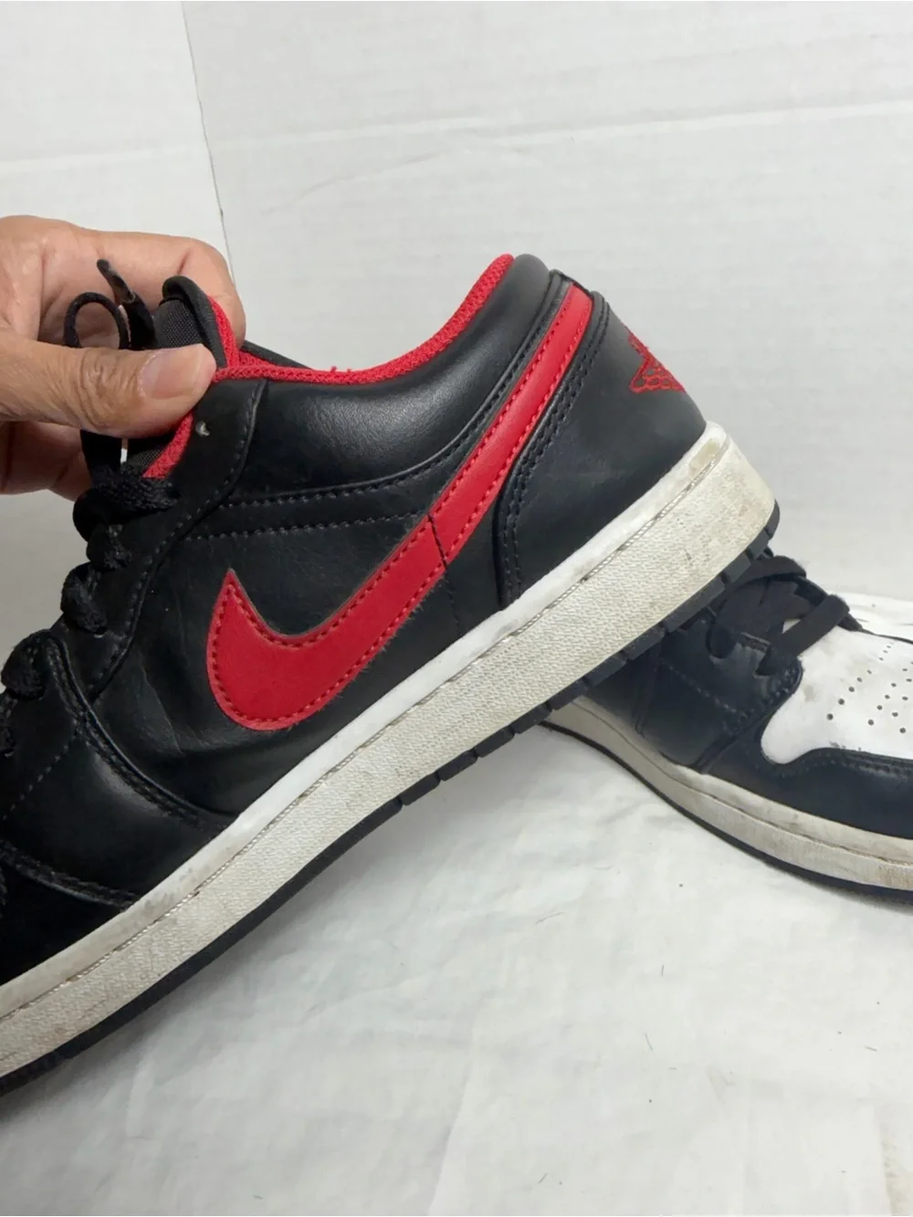 Nike Men's Black White and Red Low-Top Sneakers